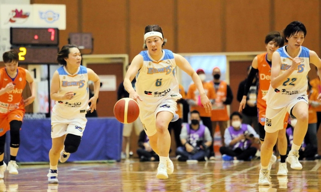 初陣で奮闘した姫路イーグレッツの選手たち＝２２日午後、新潟県阿賀野市の水原総合体育館（撮影・大山伸一郎）