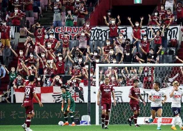 熱い気持ちでヴィッセル神戸の選手たちを後押しし続けてきたサポーター＝９月１４日、神戸市兵庫区、ノエビアスタジアム神戸