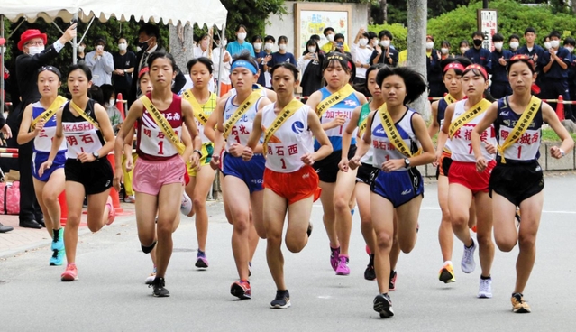 兵庫県高校駅伝東播地区予選　一斉にスタートする女子選手たち＝西脇市総合市民センター前