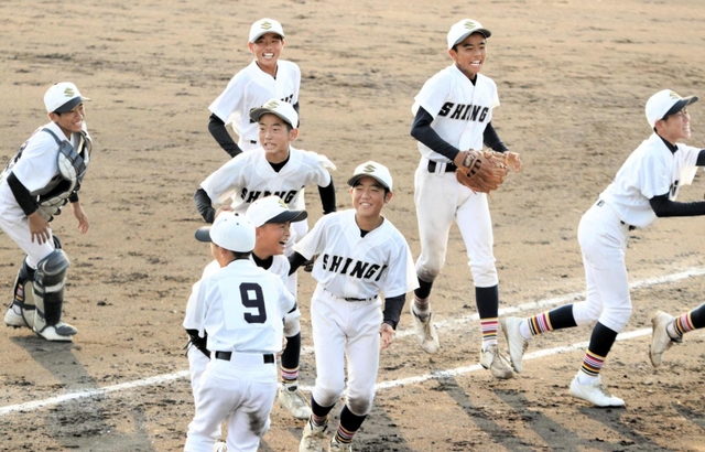 新宮-甲陵　初優勝を決めて笑顔の新宮ナイン