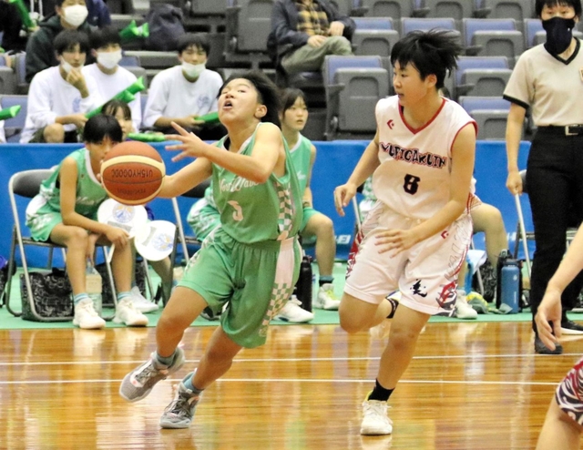 女子決勝・百合中-Ｎｏｒｔｈ　Ｗａｖｅ　終盤にドリブルで攻め込むＮｏｒｔｈ　Ｗａｖｅの宮城（左）