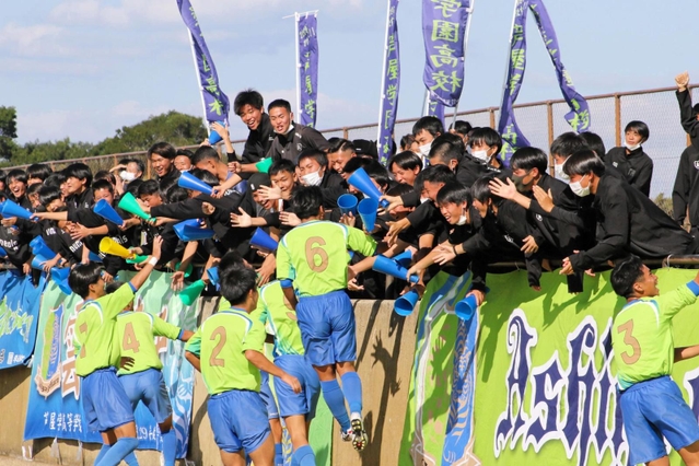 市尼崎-芦屋学園　先制点を挙げ、応援団と喜ぶ芦屋学園の選手たち