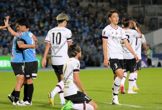 川崎－神戸　試合終了の笛が鳴り、肩を落とす神戸イレブン