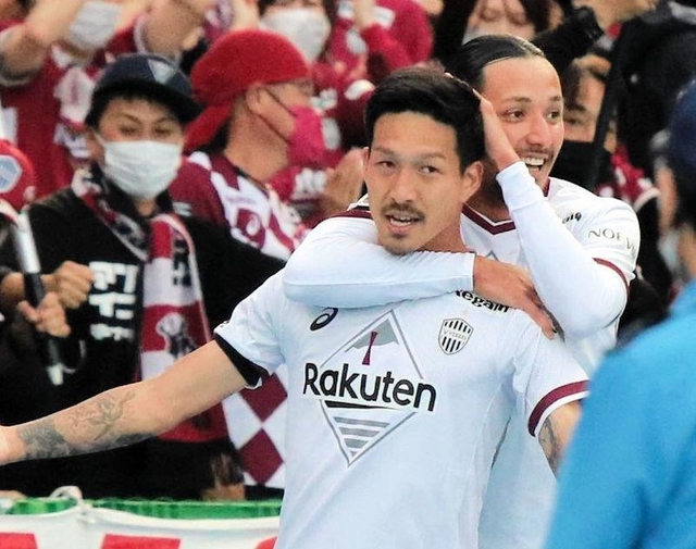 川崎－神戸　後半６分、直接ＦＫを決めて喜ぶ神戸の小林祐（４９）