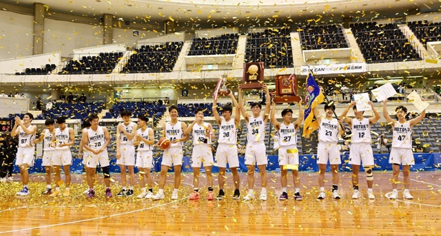 ２年ぶりに優勝を決め喜ぶ報徳の選手＝神戸市須磨区、グリーンアリーナ神戸（撮影・坂井萌香）