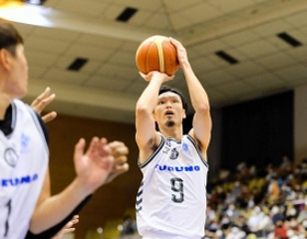 越谷－西宮　第１クオーター、シュートを打つ西宮の谷（Ｃ）B.LEAGUE