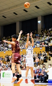 越谷－西宮　第１クオーター、シュートする西宮の綱井（Ｃ）B.LEAGUE