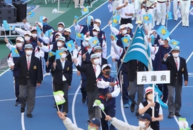 第７７回国民体育大会「いちご一会とちぎ国体」の総合開会式で入場行進する兵庫県選手団＝１日午後、栃木県宇都宮市、カンセキスタジアムとちぎ（撮影・長嶺麻子） 