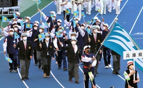 総合開会式で入場行進する兵庫県選手団＝１日午後、カンセキスタジアムとちぎ（撮影・長嶺麻子）