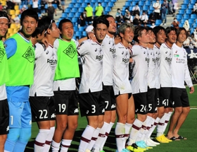 福岡－神戸　３連勝を飾り、アウェーに駆け付けたサポーターと喜び合う神戸の選手たち