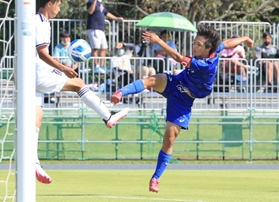 サッカー少年男子１回戦・兵庫-東京　後半ロスタイム、兵庫の茨木主将（右）が執念のボレーシュートを決め、１-２とする（撮影・長嶺麻子）