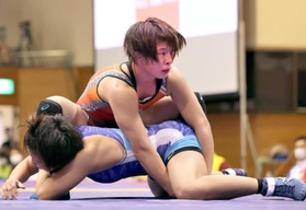 レスリング女子フリースタイル６２キロ級決勝　花井瑛絵（下）の脚を取る南條早映＝ＦＵＫＡＩ　ＳＱＵＡＲＥ　ＧＡＲＤＥＮ　足利（撮影・長嶺麻子）