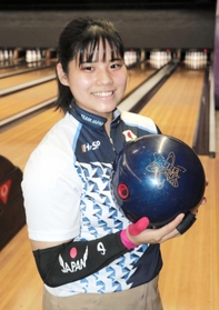 小中高の全国大会で日本一に輝いたボウリング女子の石田万音＝神戸市中央区、ラウンドワン三宮駅前店