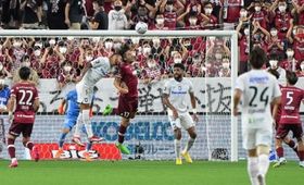 Ｇ大阪戦で激しくぶつかり合う菊池（中央）ら神戸の選手たち＝９月１８日、ノエビアスタジアム神戸