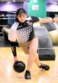 安定した投球フォームでストライクを連発するボウリング女子の石田万音＝神戸市中央区、ラウンドワン三宮駅前店