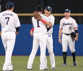 現役最後の試合で、チームメートの山田哲人と抱き合って感極まるヤクルト坂口智隆＝３日午後、神宮（撮影・金田祐二）