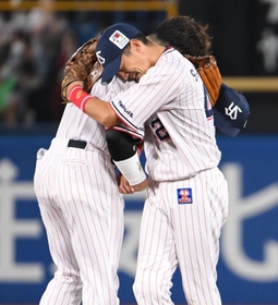 現役最後の試合で、村上宗隆と抱き合って感極まる坂口智隆＝３日午後、神宮（撮影・金田祐二）