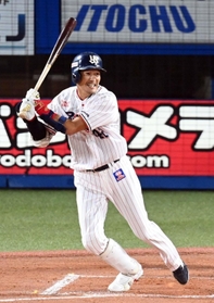 引退試合で安打を放つ坂口智隆＝３日午後、神宮（撮影・高石航平）