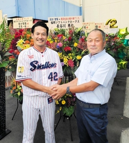 現役最後の試合前に恩師の神戸国際大付高・青木尚龍監督（右）と握手を交わすヤクルト坂口智隆＝３日午後、東京都内（提供写真）