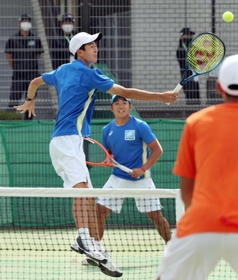 テニス少年男子準々決勝　東京に１－２で惜敗した兵庫の原崎（右）と唐津＝栃木県総合運動公園コート（撮影・長嶺麻子）