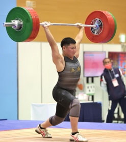重量挙げ成年男子６７キロ級　ジャーク３本目で１４６キロを成功させた大西裕也＝いずれも小山市立体育館（撮影・長嶺麻子）
