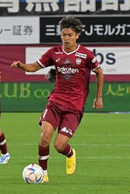 果敢な仕掛けで好機を生み出す神戸のＦＷ小田＝９月１８日、ノエビアスタジアム神戸