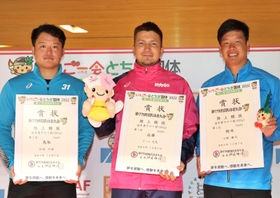 成年男子やり投げ決勝で８０メートル０４の記録を出して優勝したディーン元気（中央）＝カンセキスタジアムとちぎ（撮影・長嶺麻子）