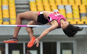 少年女子走り高跳び　１メートル６２センチを２回目でクリアし、８位に入賞した山下愛生＝栃木県宇都宮市、カンセキスタジアムとちぎ（撮影・長嶺麻子）