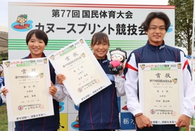 カヌースプリント競技で入賞を果たした岩井瑞希（中央）、細見茉弥（左）、中田寛治郎＝栃木県栃木市、谷中湖特設カヌー競技場（撮影・長嶺麻子）