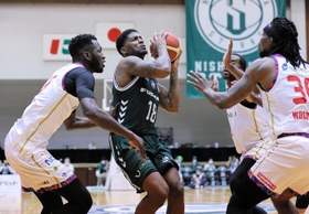 西宮-熊本　第２クオーター、シュートを狙う西宮のジョーンズ（１８）＝Ｂリーグ提供