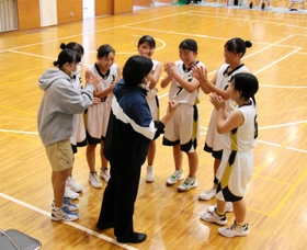 初戦突破を果たして喜ぶ女子上郡のメンバー＝神戸市須磨区