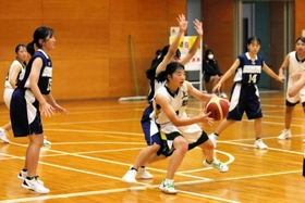 女子２回戦の洲本戦で攻める上郡の片上（中央）＝神戸市須磨区