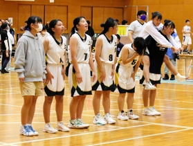女子２回戦で敗退し、保護者らにあいさつする上郡メンバー＝神戸市須磨区