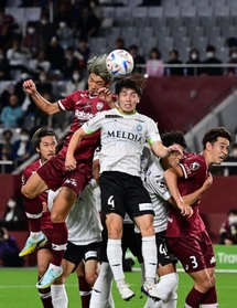 神戸-湘南　前半、ゴールを狙う神戸の大迫＝ノエビアスタジアム神戸（撮影・中西幸大）