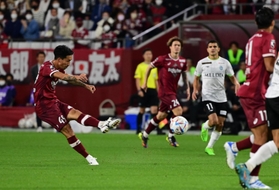 神戸-湘南　前半、シュートを放つ神戸の小林祐＝ノエビアスタジアム神戸（撮影・中西幸大）