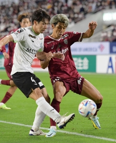 神戸-湘南　後半、果敢に攻める神戸の大迫（右）＝ノエビアスタジアム神戸（撮影・坂井萌香）
