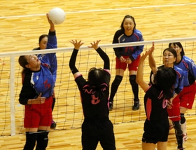 ７組・なぐら－天王寺川　スパイクを放つ天王寺川の仲谷（５）