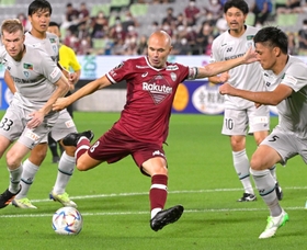 総合ランキングで７位に選ばれたヴィッセル神戸のアンドレス・イニエスタ（中央）＝８月３日、ノエビアスタジアム神戸