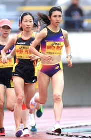 田中希実（右）