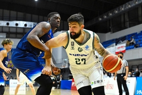 東京Ｚ－西宮　ドリブルで突破する西宮のディメッツ（Ｃ）B.LEAGUE