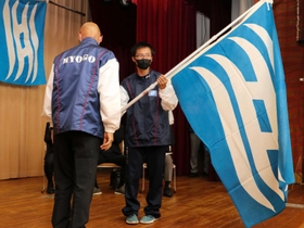 兵庫県選手団を代表して県旗を受け取った陸上の中川龍一＝神戸市中央区、県民会館