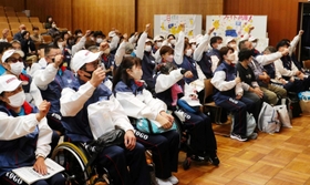 拳を突き上げ、健闘を誓う選手ら＝神戸市中央区、県民会館