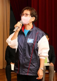 兵庫県選手団を代表して決意表明する卓球の亀崎千恵美＝神戸市中央区、県民会館