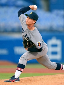 ８回から登板した慶大・橋本達弥＝神宮（撮影・堀内翔）