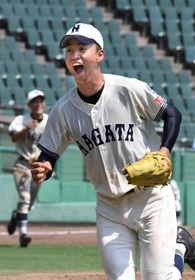 報徳打線を三者凡退に抑え、ガッツポーズでベンチに戻る橋本