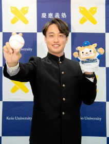 ＤｅＮＡから５位指名され、笑顔を見せる慶大の橋本達弥投手＝２０日午後、横浜市内（慶大提供）