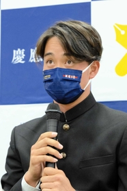ＤｅＮＡから５位指名され、意気込みを語る慶大の橋本達弥投手＝２０日午後、横浜市内（慶大提供）