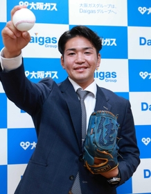 広島から５位指名され、意気込む大阪ガスの河野佳投手＝２０日午後、西宮市今津西浜町の大阪ガス今津総合グラウンド（撮影・吉田敦史）