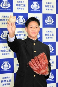 ソフトバンクから育成枠で指名を受け、ポーズをとる飾磨工高の岡植純平投手＝２０日午後、姫路市飾磨区の同校（撮影・大山伸一郎）