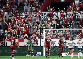 熱い気持ちでヴィッセル神戸の選手たちを後押しし続けてきたサポーター＝９月１４日、神戸市兵庫区、ノエビアスタジアム神戸